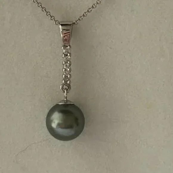 Gorgeous 14kwg, Diamond & Tahitian Pearl Necklace & Earrings